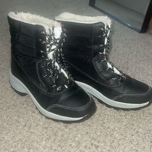 Snow boots
